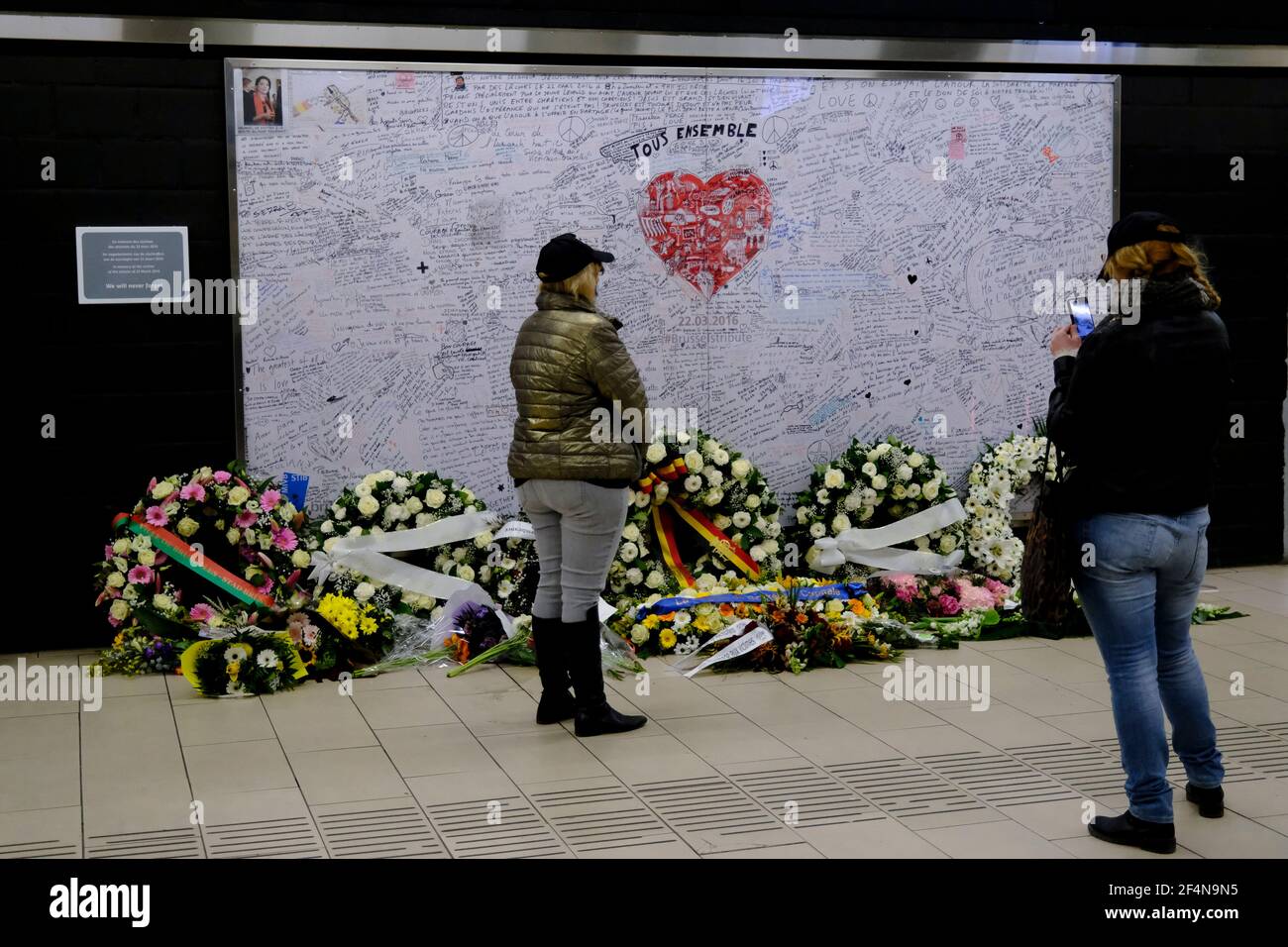 Bruxelles, Belgio. 22 marzo 2021. Un tributo accanto alle corone di fiori in onore delle vittime degli attentati terroristici di Bruxelles nel giorno in cui si celebra il quinto anniversario degli attentati alla stazione della metropolitana Maelbeek a Bruxelles, Belgio, il 22 marzo 2021. Credit: ALEXANDROS MICHAILIDIS/Alamy Live News Foto Stock