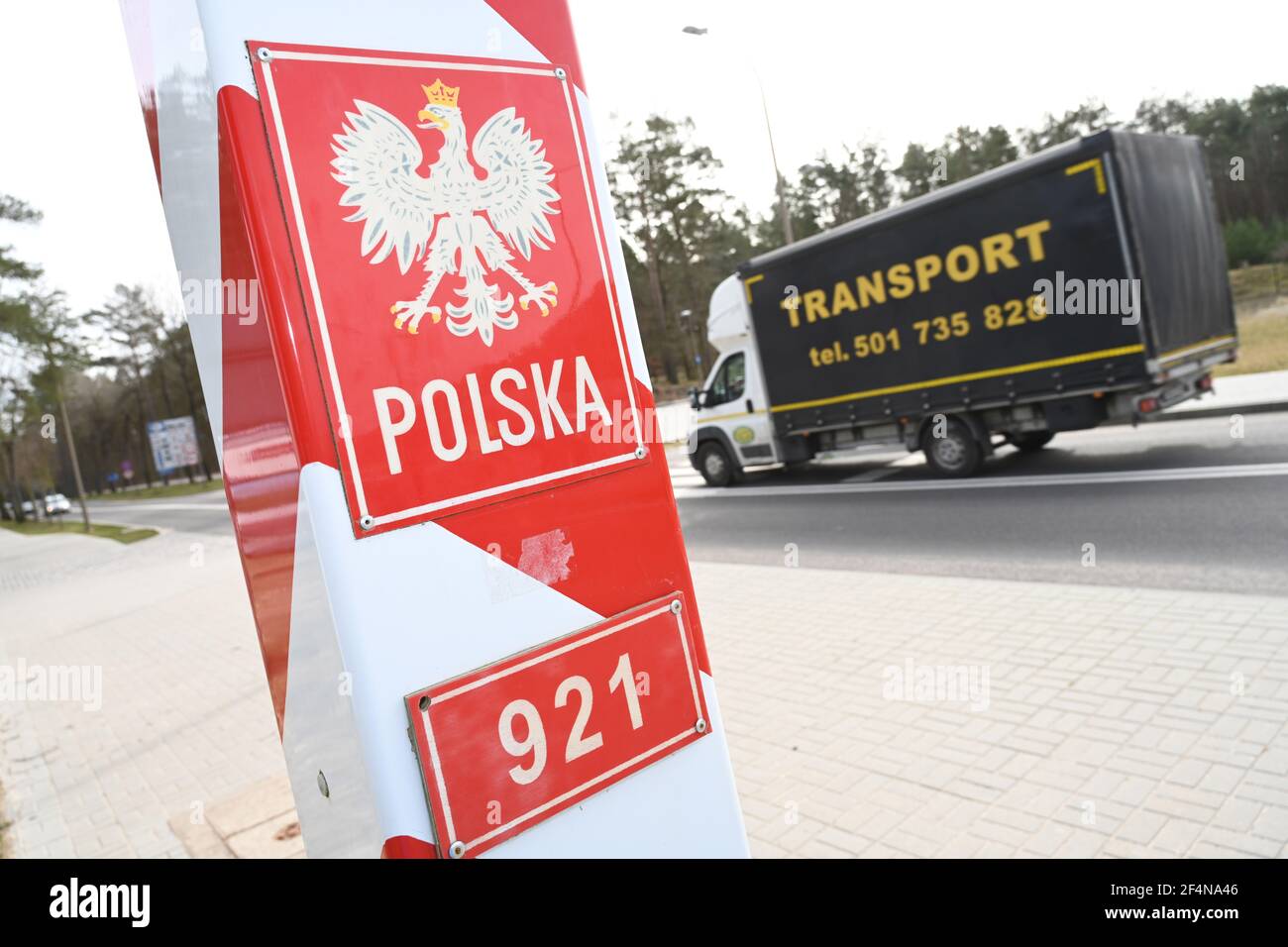 Ahlbeck, Germania. 22 marzo 2021. Un posto di frontiera polacco si trova al confine tra Ahlbeck e Swinemünde in Polonia, sull'isola di Usedom. A causa di un forte aumento del numero di infezioni da Corona, la Polonia è stata classificata come area ad alta incidenza dal 21.03.2021. L'ingresso da lì è consentito solo con un test Corona negativo. Credit: Stefan Sauer/dpa-Zentralbild/dpa/Alamy Live News Foto Stock