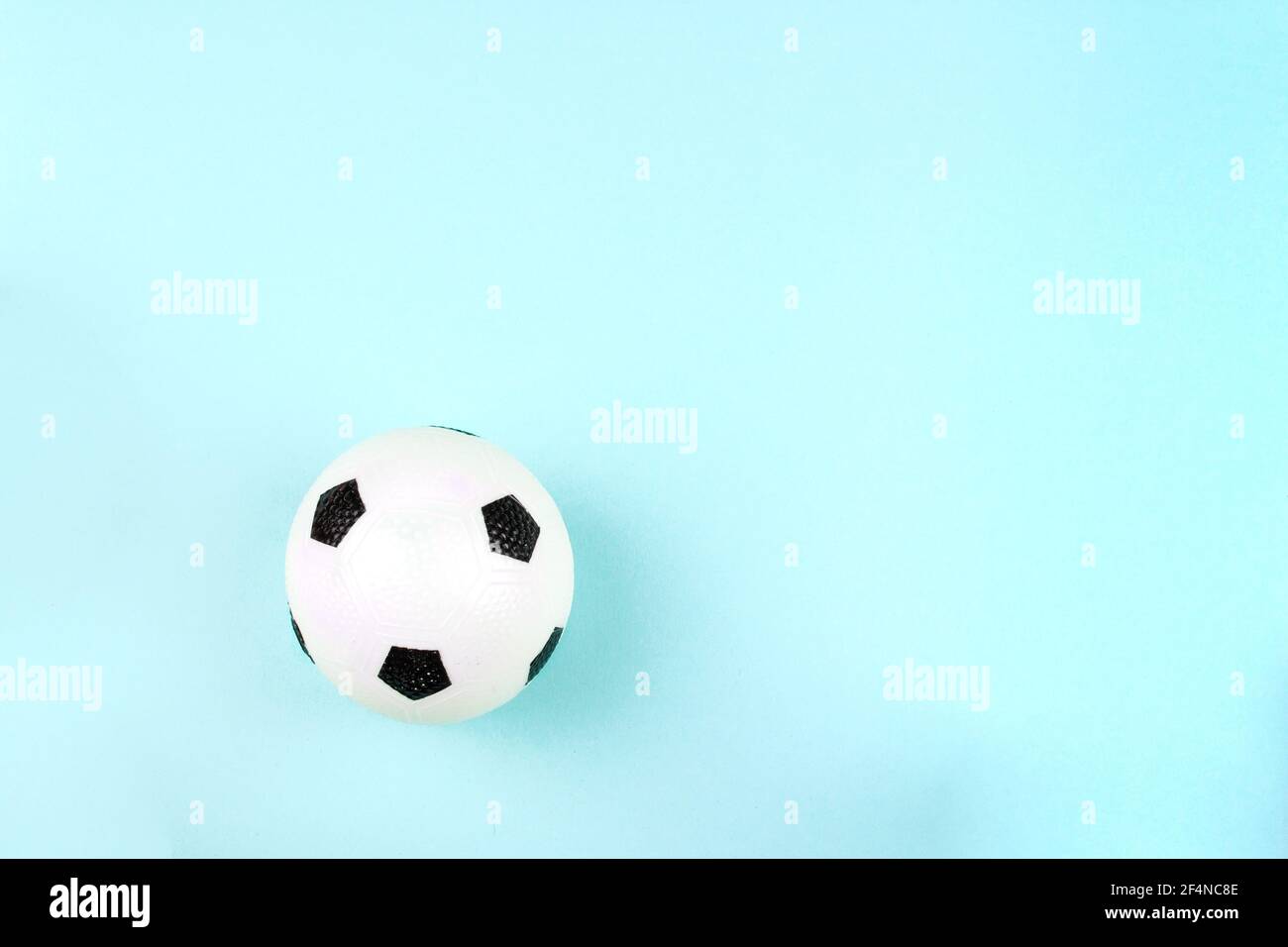 Pallina bianca nera per il gioco di calcio su blu sfondo Foto Stock