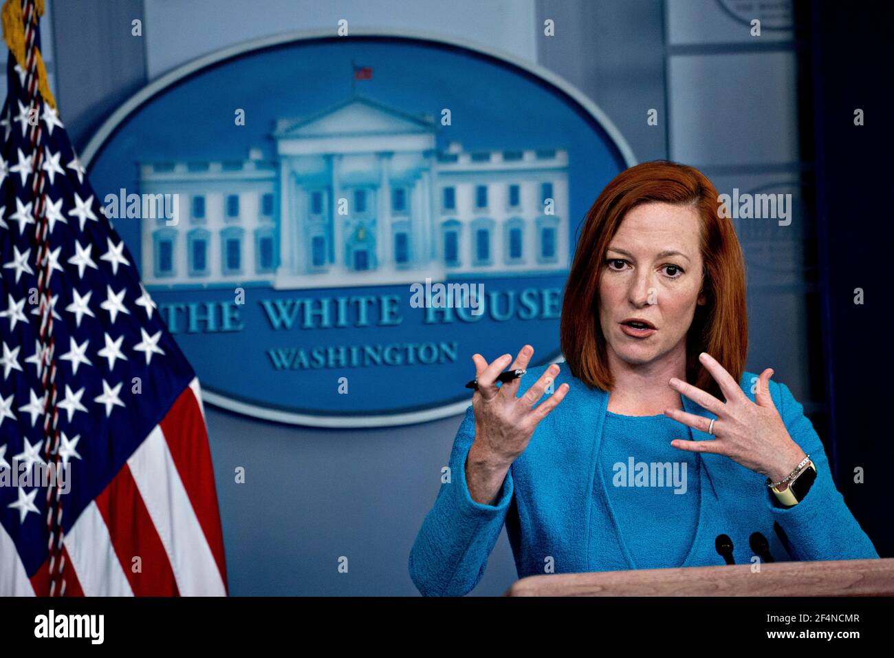 Washington, Stati Uniti. 22 marzo 2021. Jen Psaki, segretario stampa della Casa Bianca, interviene durante una conferenza stampa nella Sala Stampa Briefing di James S. Brady presso la Casa Bianca di Washington, DC, Stati Uniti, lunedì 22 marzo, 2021. Il team economico del presidente Joe Biden alla Casa Bianca è determinato a fare bene alla sua campagna elettorale per aumentare le tasse sui ricchi, incoraggiato dal montaggio di dati che mostrano come i ricchi d'America hanno fatto finanziariamente durante la pandemia. Fotografo: Andrew Harrer/Pool/Pool/Sipa USA Credit: Sipa USA/Alamy Live News Foto Stock