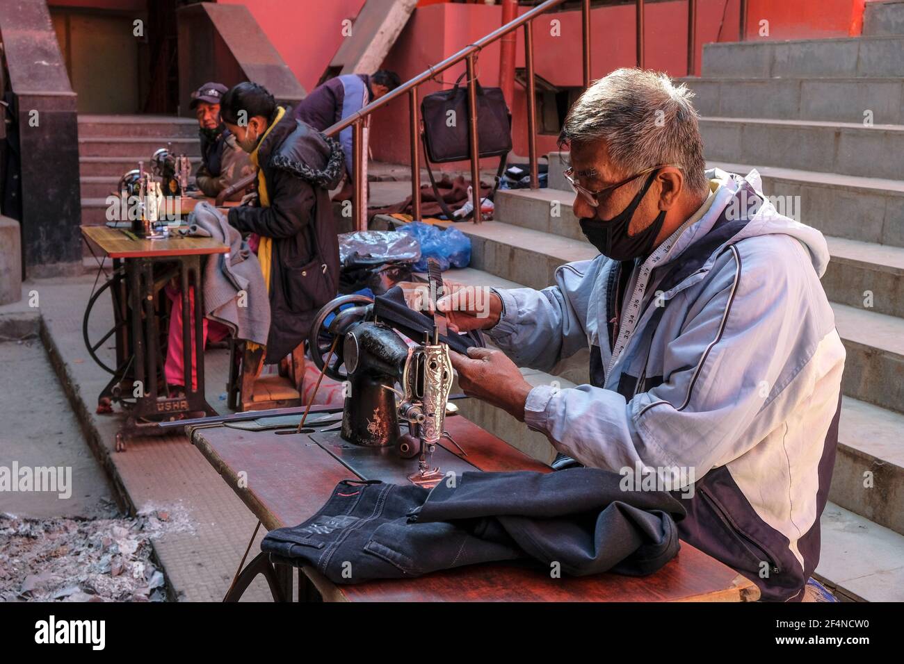 Imphal, India - Dicembre 2020: Sarti che lavorano con una macchina da cucire per strada il 30 Dicembre 2020 a Imphal, Manipur, India. Foto Stock