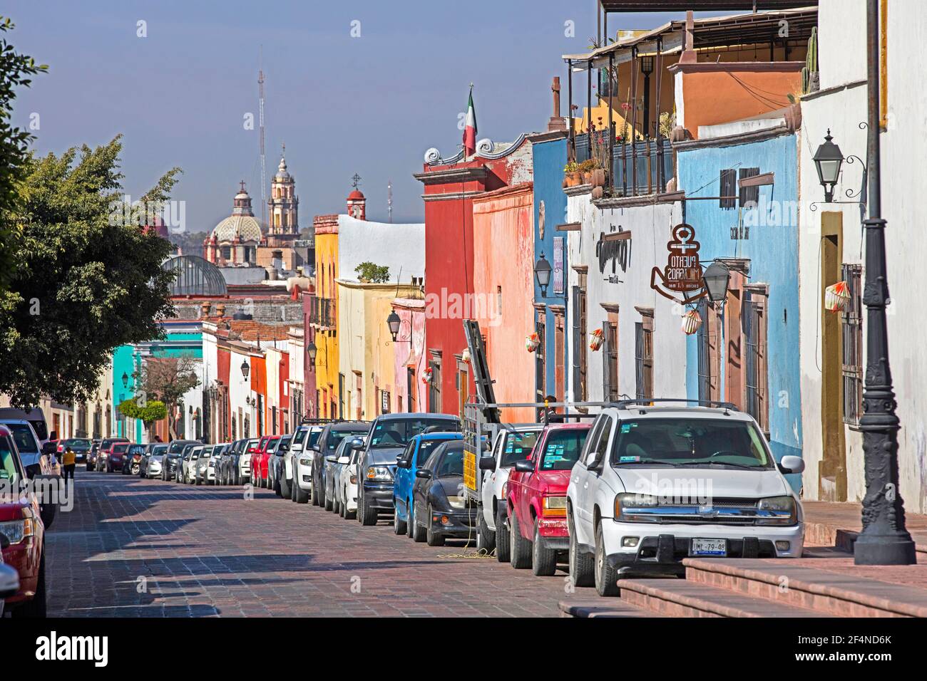 Case colorate in strada coloniale nel centro storico di Querétaro, Messico centro-settentrionale Foto Stock