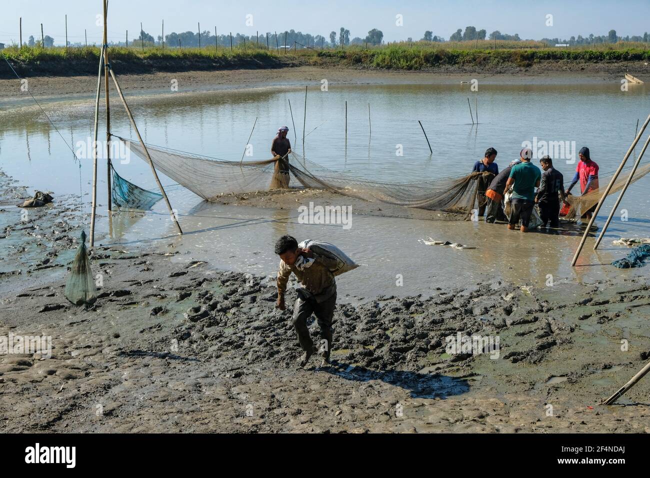 Moirang, India - 2020 dicembre: Un gruppo di uomini che pescano sul lago Loktak a Moirang il 29 dicembre 2020 a Manipur, India. Foto Stock