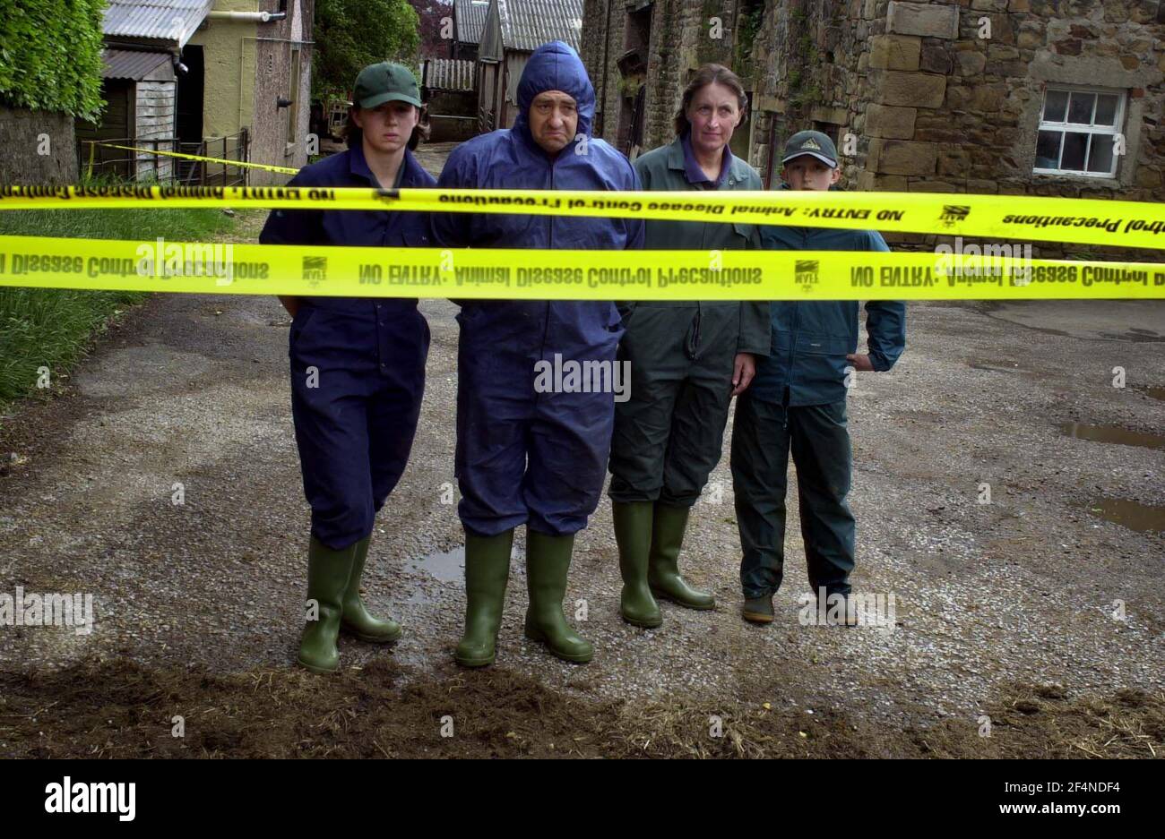 l-r sarah, e suo padre michael, madre e sorella catherine Bolton all'ingresso della loro fattoria in Sawley nr Clitheroe, hanno appena avuto i loro 200 bovini da latte e 21 pecore macellati a causa del piede e della bocca. Foto Stock