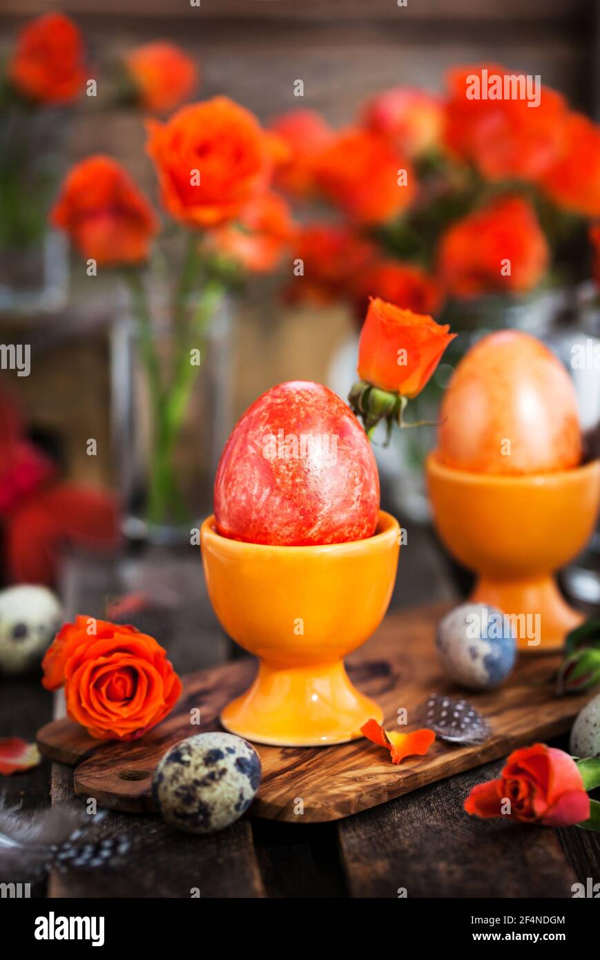 Pasqua uova e rose dipinte d'arancia colorate, concetto di vacanza primaverile Foto Stock
