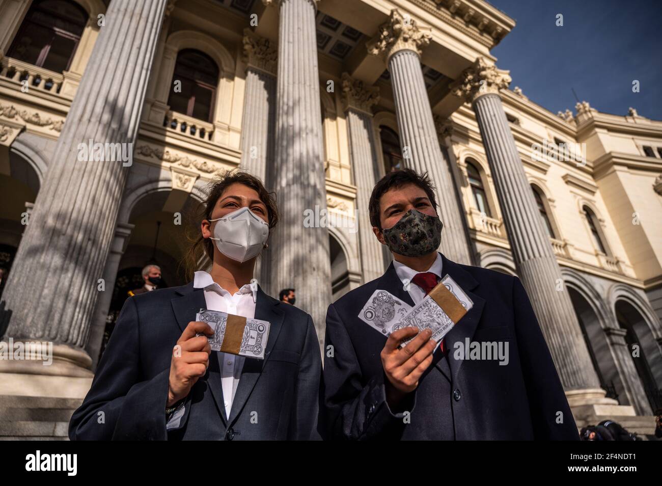 Madrid, Spagna. 22 marzo 2021. Attivisti ambientali dei gruppi 'Extinction Rebellion' (XR) e 'Friends of the Earth' che hanno eseguito un'azione di fronte all'edificio della Borsa di Madrid, in coincidenza con la Giornata Mondiale dell'acqua, denunciando il pericolo di speculazione con un bene fondamentale come l'acqua. Gli attivisti stanno avvertendo del precedente del prezzo dell'acqua californiano sul mercato Futures di Wall Street dallo scorso dicembre. Credit: Marcos del Mazo/Alamy Live News Foto Stock