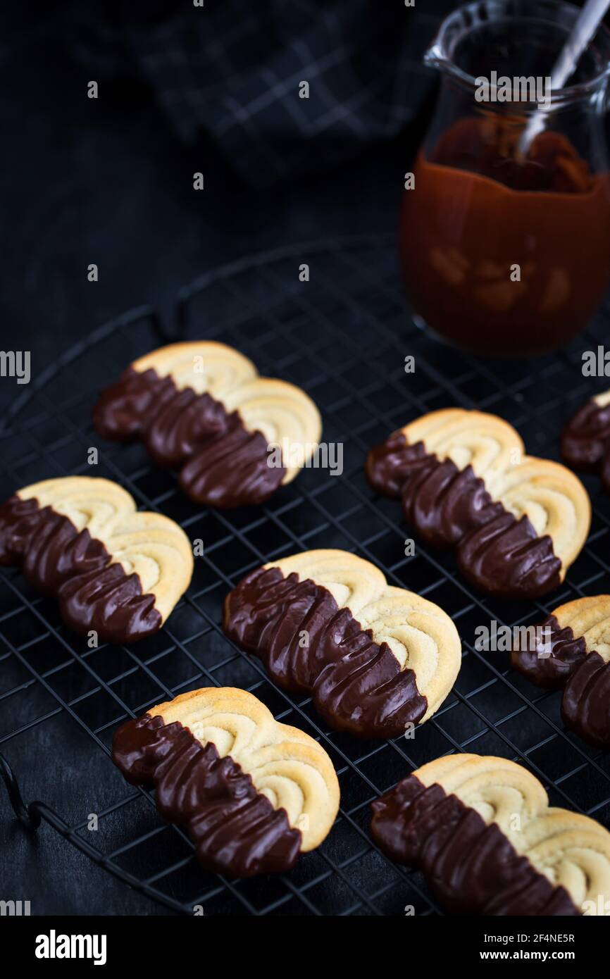 Biscotti fatti in casa con shortbread ricoperta di cioccolato su sfondo scuro Foto Stock