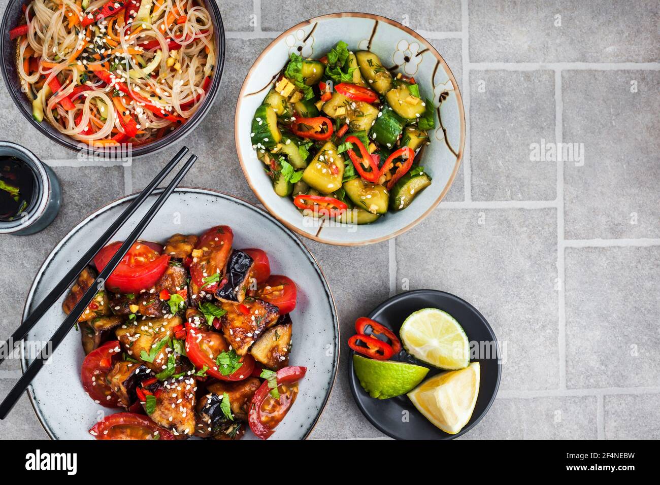 Cibo asiatico. Frittura di melanzane, cetrioli spezzati, tagliatelle in vetro di riso con verdure. Vista dall'alto. Foto Stock
