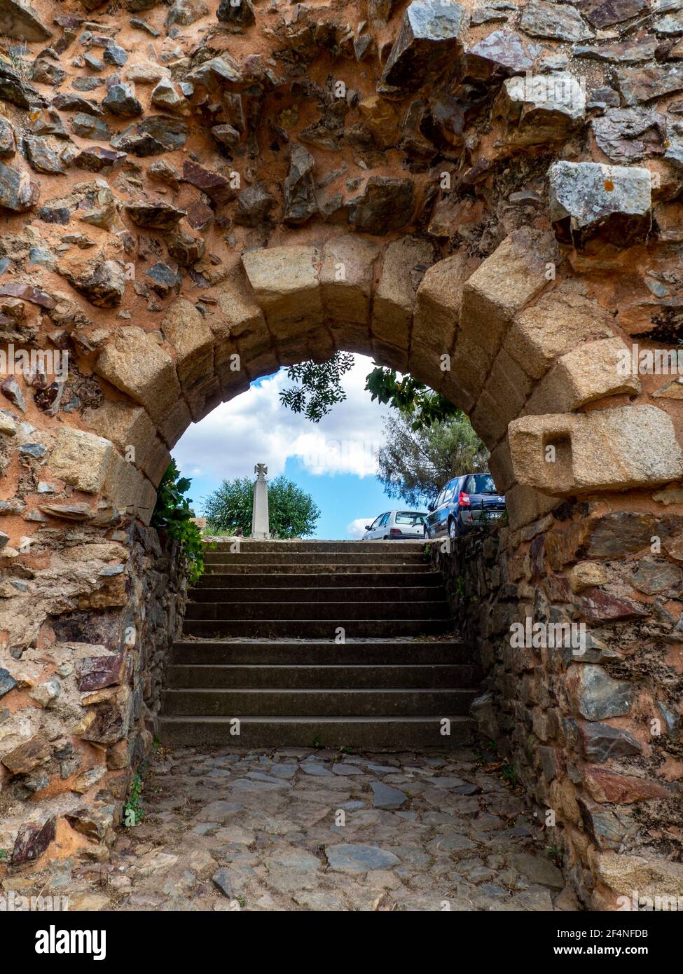 Castelo Rodrigo, Portogallo - Agosto 2020: Rovine della porta di San Giovanni con una volta arrotondata e arco pieno, costruito sul barbicano della cittadella di Castelo Foto Stock