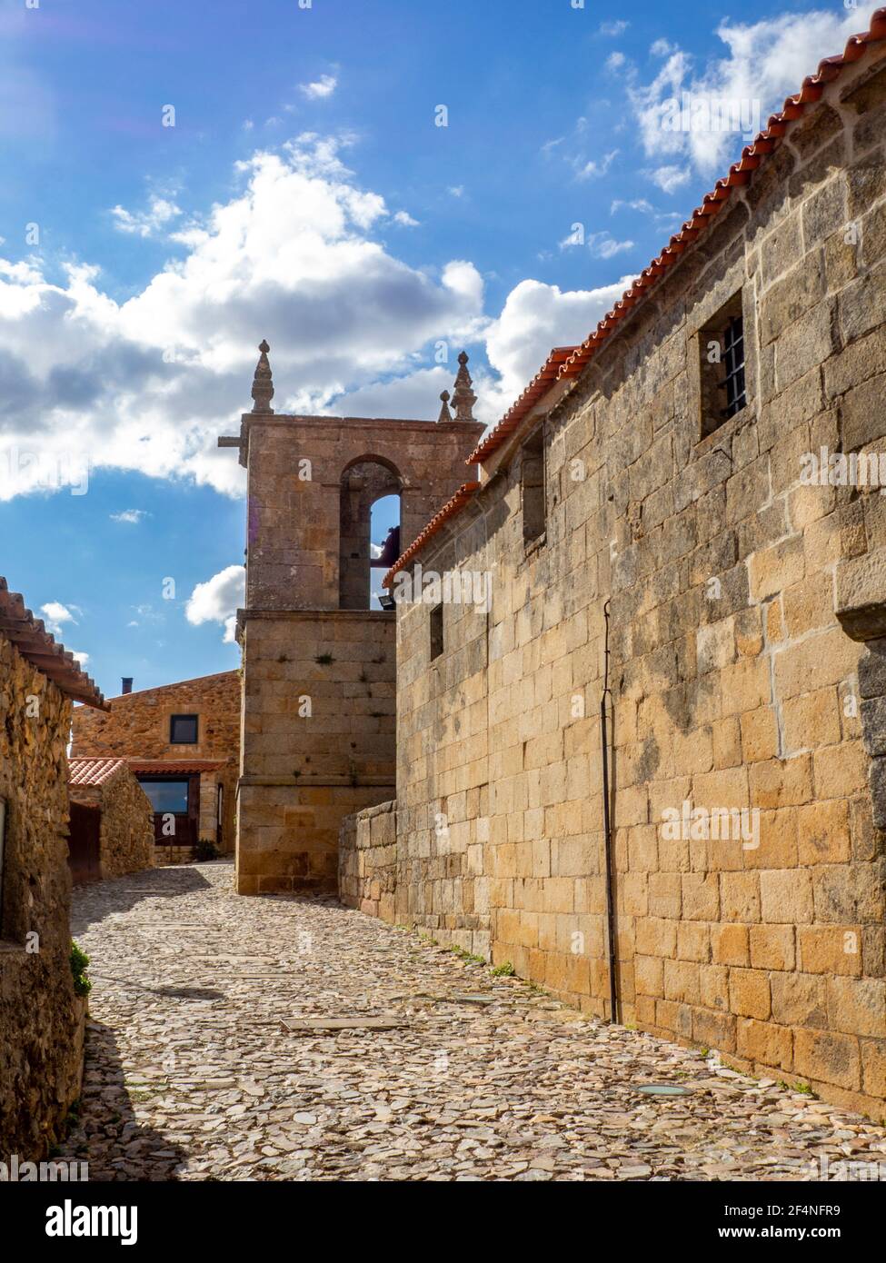 Castelo Rodrigo, Portogallo - 2020 agosto: Vista del campanile della Chiesa romanica di nostra Signora di Rocamador del borgo storico di Castelo Rodri Foto Stock