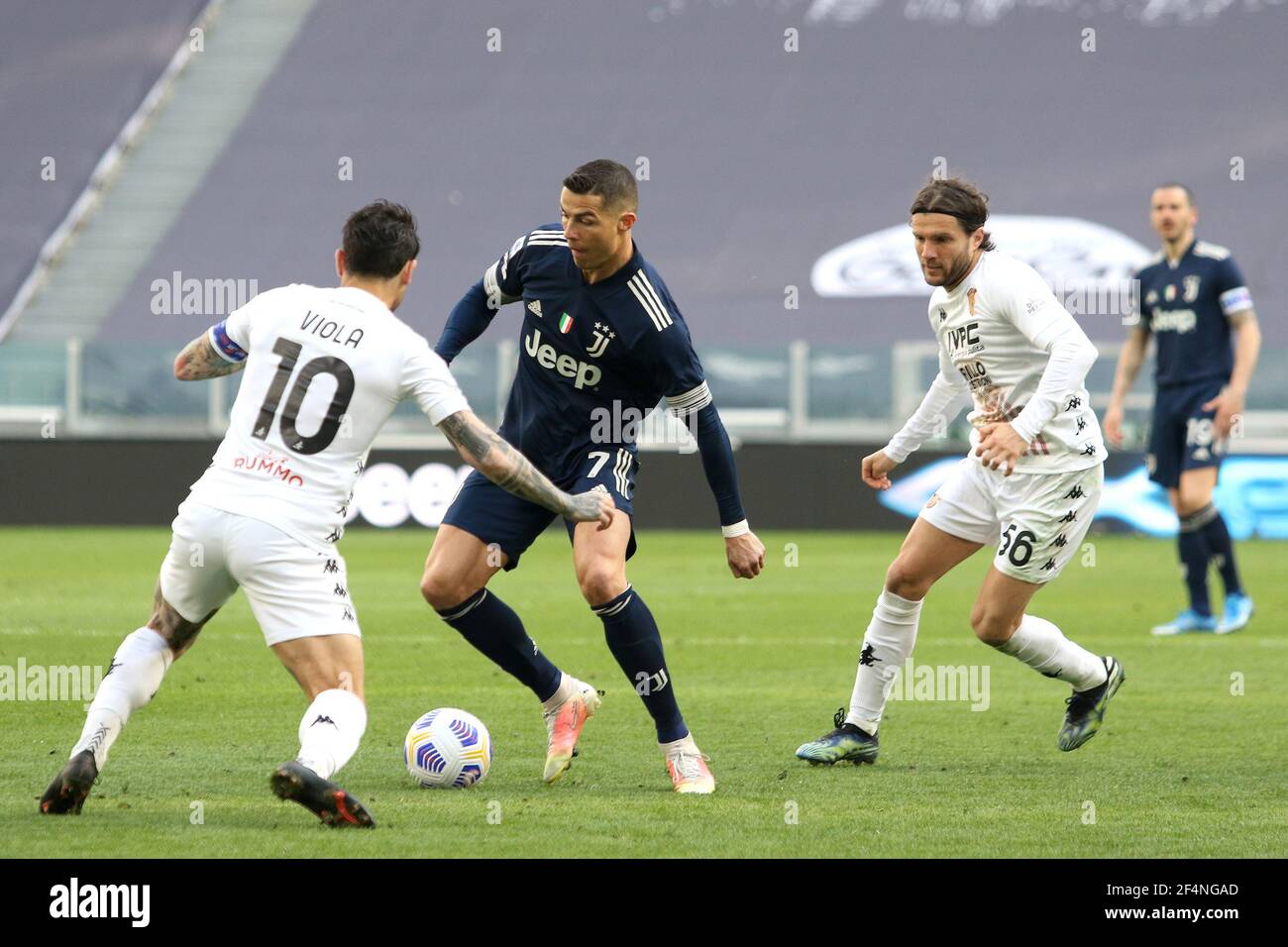 Cristiano Ronaldo (Juventus FC) In azione tra Nicolas Viola (Benevento) e Perparim Hetemaj (Benevento) Du - Foto .LiveMedia/Claudio Benedetto Foto Stock