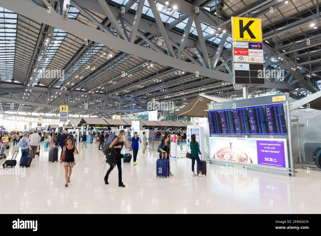 Informazioni e viaggiatori internazionali all'aeroporto, Bangkok, Thailandia Foto Stock