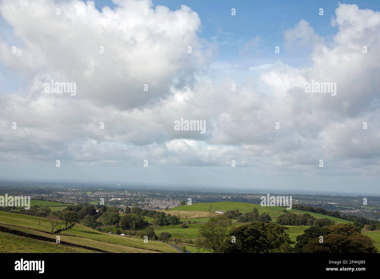 Una vista attraverso la pianura di Cheshire con Jodrell Bank radio Telescopio visibile dal Tegg's Nose Country Park Macclesfield Cheshire England Foto Stock