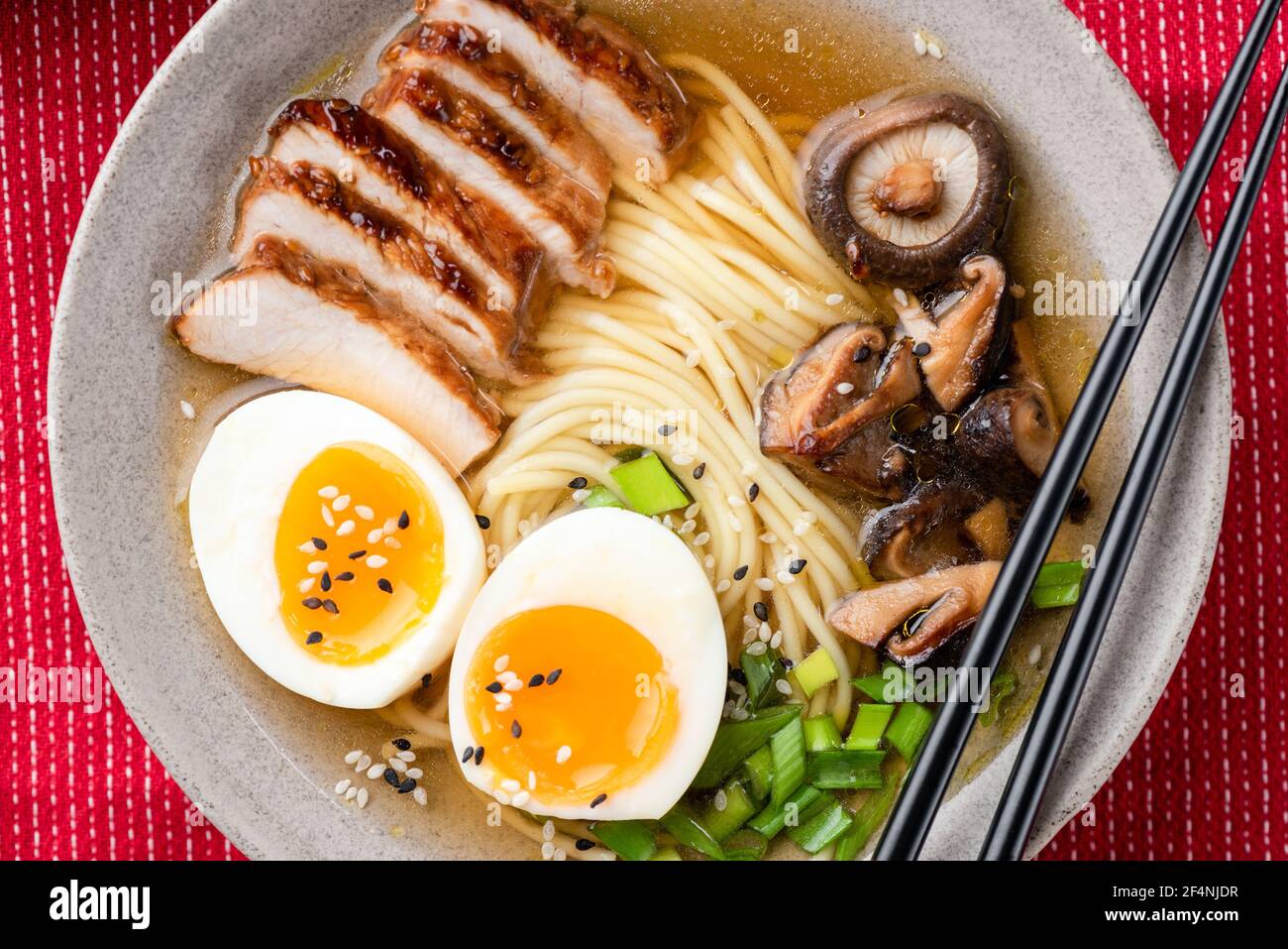 Ciotola di zuppa di noodle Ramen con pollo, shiitake e uova, vista closeup Foto Stock