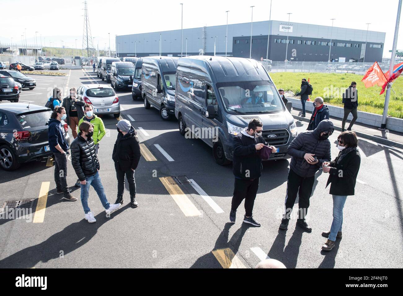 22 marzo 2021, Castegnato, Brescia, Italia: Una lunga linea di furgoni  Amazon prime è bloccata dall'uscita dal centro di smistamento di  Castegnato. Circa 40,000 dei lavoratori logistici del gigante dello  shopping online
