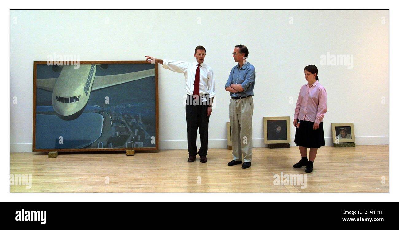 Jessie Dace, di 13 anni, di New Cross, affiancando Sir Nicholas Serota alla Giornata Nazionale dell'Arte infantile, mentre espone una mostra di dipinti di Michael Andrews. Con il curatore William Feaver. 5/7/2001 Foto Stock
