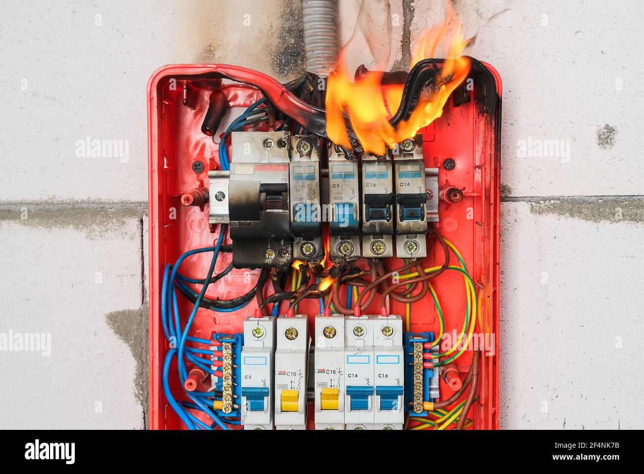 Cavo bruciato dal fuoco elettrico che mostra il filo di acciaio corazza  Foto stock - Alamy