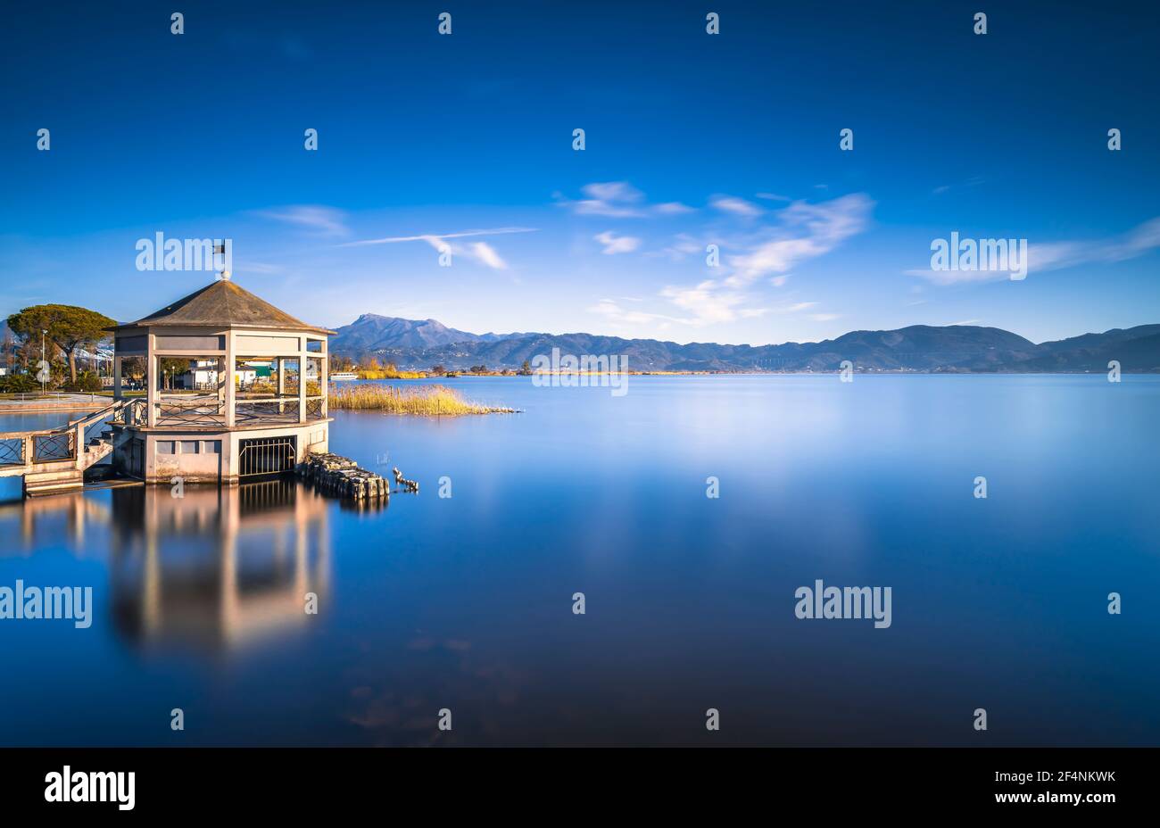 Molo di gazebo o molo e lago all'alba. Torre del Lago Puccini, Versilia, Lago di Massaciuccoli, Toscana, Italia, Europa Foto Stock