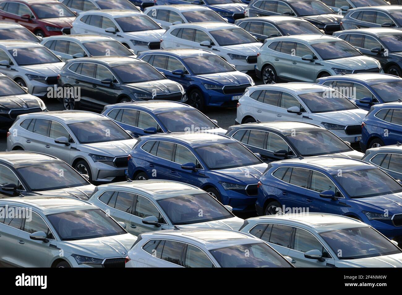 Mnichovo Hradiste, Repubblica Ceca. 22 marzo 2021. Nuove auto elettriche Skoda Auto parcheggiata in un centro di distribuzione in una giornata di sole in primavera nella città di Mnichovo Hradiste vicino a Mlada Boleslav. Una fabbrica di automobili Skoda Auto fabbrica un'unità di successo della Volkswagen tedesca preoccupazione a Mlada Boleslav nella Repubblica Ceca.l'industria automobilistica è stata colpita duramente dalla crisi del coronavirus come blocchi ha fermato le linee di produzione e chiuso showroom. Skoda Auto, una delle forze trainanti dell'economia ceca, ha registrato un calo delle vendite del 33% nella prima metà di quest'anno. Sotto pressione normativa costruttori di auto in th Foto Stock