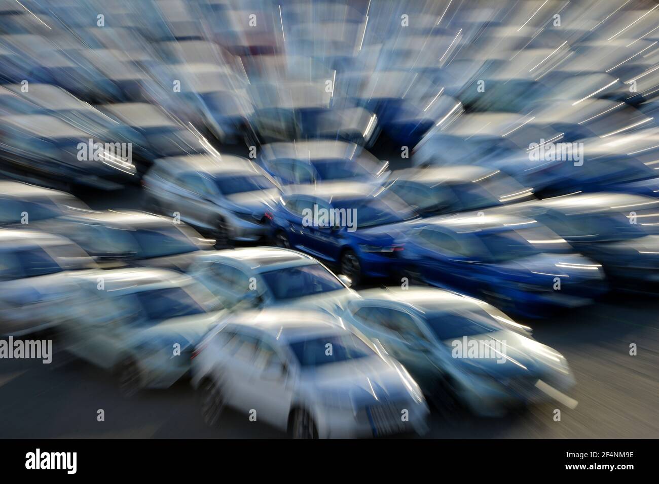 Mnichovo Hradiste, Repubblica Ceca. 22 marzo 2021. Nuove auto elettriche Skoda Auto parcheggiata in un centro di distribuzione in una giornata di sole in primavera nella città di Mnichovo Hradiste vicino a Mlada Boleslav. Una fabbrica di automobili Skoda Auto fabbrica un'unità di successo della Volkswagen tedesca preoccupazione a Mlada Boleslav nella Repubblica Ceca.l'industria automobilistica è stata colpita duramente dalla crisi del coronavirus come blocchi ha fermato le linee di produzione e chiuso showroom. Skoda Auto, una delle forze trainanti dell'economia ceca, ha registrato un calo delle vendite del 33% nella prima metà di quest'anno. Sotto pressione normativa costruttori di auto in th Foto Stock