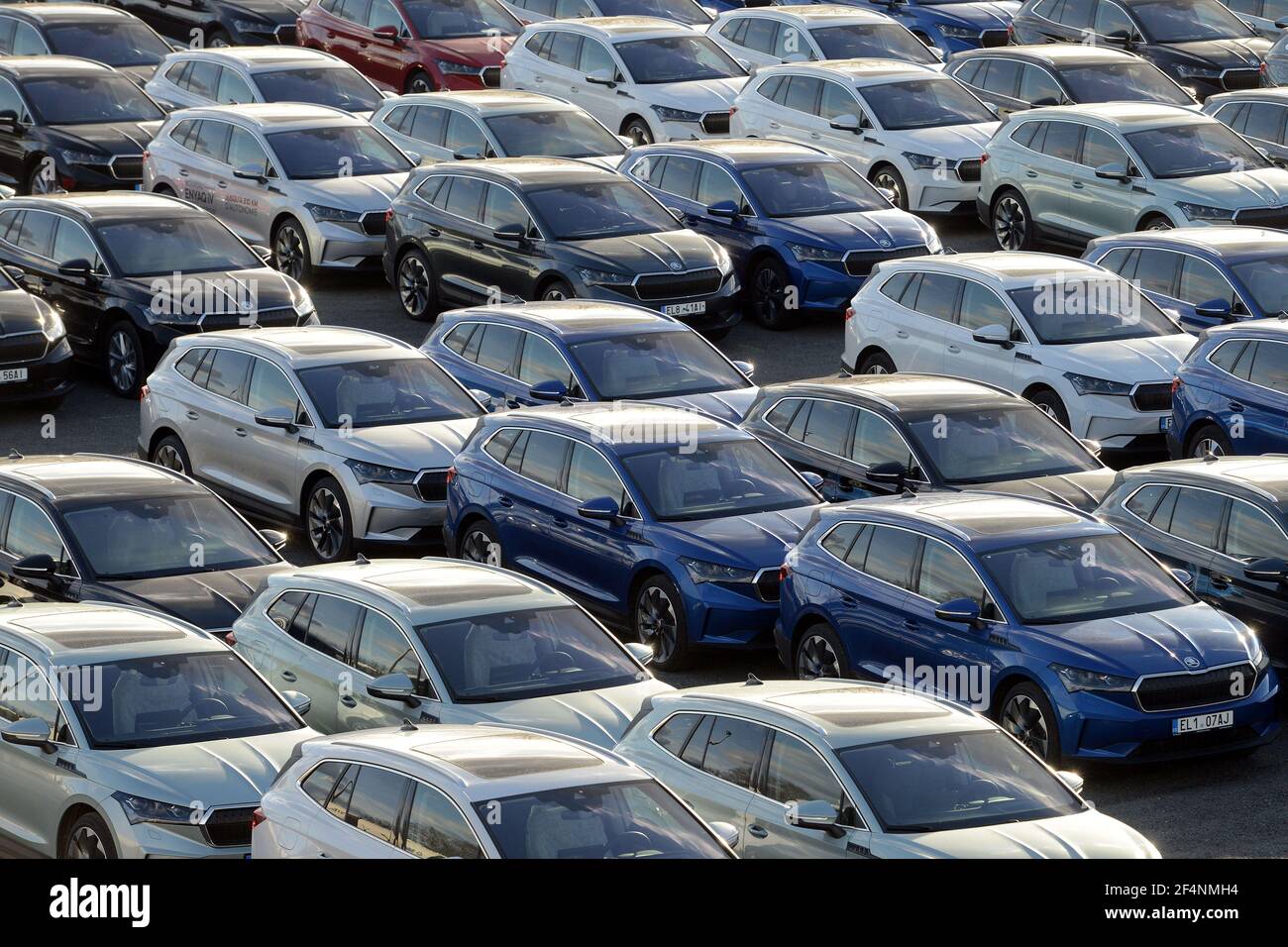 Mnichovo Hradiste, Repubblica Ceca. 22 marzo 2021. Nuove auto elettriche Skoda Auto parcheggiata in un centro di distribuzione in una giornata di sole in primavera nella città di Mnichovo Hradiste vicino a Mlada Boleslav. Una fabbrica di automobili Skoda Auto fabbrica un'unità di successo della Volkswagen tedesca preoccupazione a Mlada Boleslav nella Repubblica Ceca.l'industria automobilistica è stata colpita duramente dalla crisi del coronavirus come blocchi ha fermato le linee di produzione e chiuso showroom. Skoda Auto, una delle forze trainanti dell'economia ceca, ha registrato un calo delle vendite del 33% nella prima metà di quest'anno. Sotto pressione normativa costruttori di auto in th Foto Stock