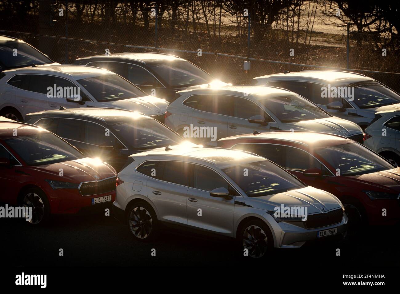 Mnichovo Hradiste, Repubblica Ceca. 22 marzo 2021. Nuove auto elettriche Skoda Auto parcheggiata in un centro di distribuzione in una giornata di sole in primavera nella città di Mnichovo Hradiste vicino a Mlada Boleslav. Una fabbrica di automobili Skoda Auto fabbrica un'unità di successo della Volkswagen tedesca preoccupazione a Mlada Boleslav nella Repubblica Ceca.l'industria automobilistica è stata colpita duramente dalla crisi del coronavirus come blocchi ha fermato le linee di produzione e chiuso showroom. Skoda Auto, una delle forze trainanti dell'economia ceca, ha registrato un calo delle vendite del 33% nella prima metà di quest'anno. Sotto pressione normativa costruttori di auto in th Foto Stock