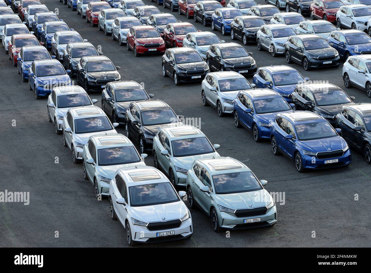 Mnichovo Hradiste, Repubblica Ceca. 22 marzo 2021. Nuove auto elettriche Skoda Auto parcheggiata in un centro di distribuzione in una giornata di sole in primavera nella città di Mnichovo Hradiste vicino a Mlada Boleslav. Una fabbrica di automobili Skoda Auto fabbrica un'unità di successo della Volkswagen tedesca preoccupazione a Mlada Boleslav nella Repubblica Ceca.l'industria automobilistica è stata colpita duramente dalla crisi del coronavirus come blocchi ha fermato le linee di produzione e chiuso showroom. Skoda Auto, una delle forze trainanti dell'economia ceca, ha registrato un calo delle vendite del 33% nella prima metà di quest'anno. Sotto pressione normativa costruttori di auto in th Foto Stock