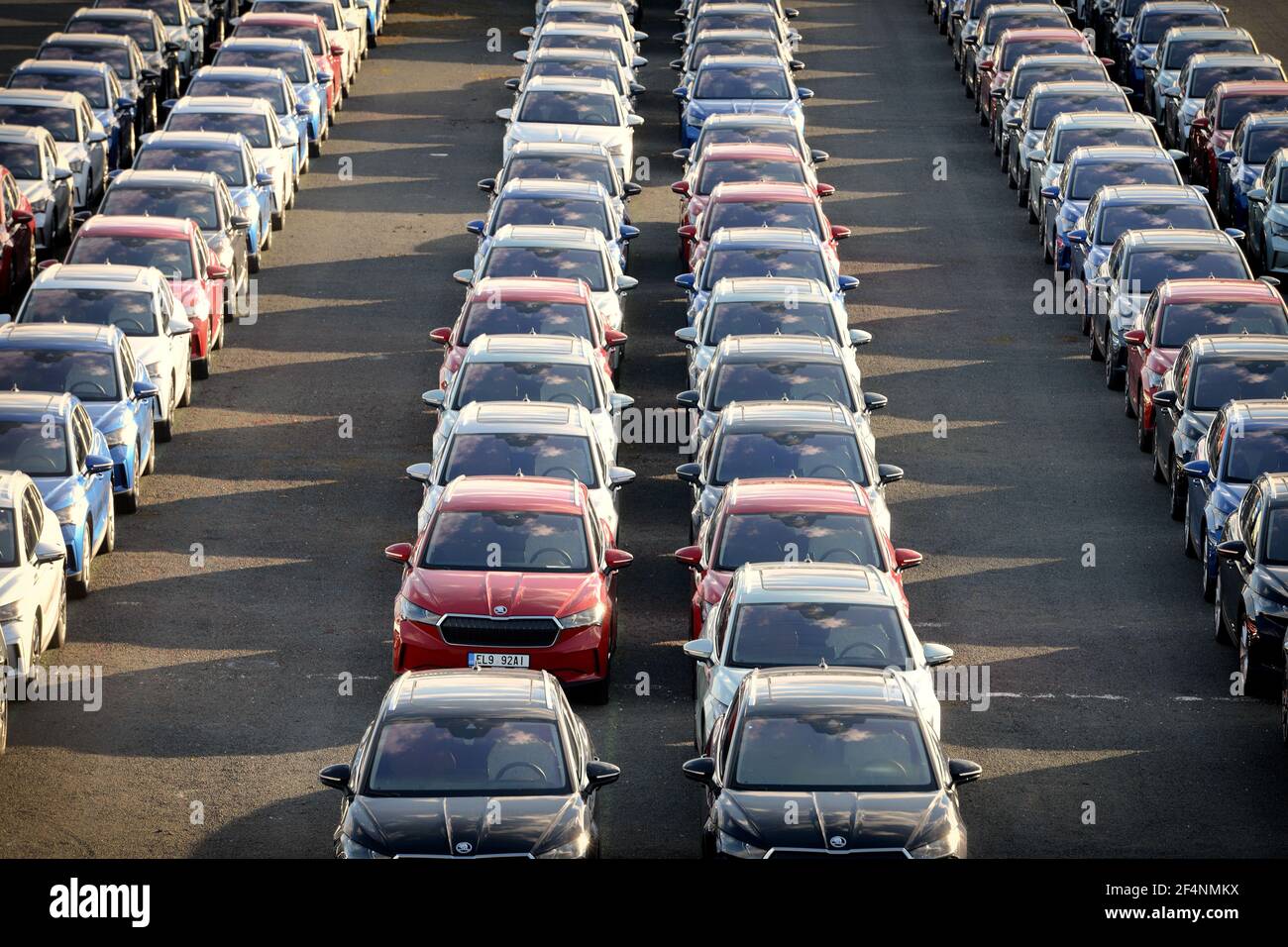 Mnichovo Hradiste, Repubblica Ceca. 22 marzo 2021. Nuove auto elettriche Skoda Auto parcheggiata in un centro di distribuzione in una giornata di sole in primavera nella città di Mnichovo Hradiste vicino a Mlada Boleslav. Una fabbrica di automobili Skoda Auto fabbrica un'unità di successo della Volkswagen tedesca preoccupazione a Mlada Boleslav nella Repubblica Ceca.l'industria automobilistica è stata colpita duramente dalla crisi del coronavirus come blocchi ha fermato le linee di produzione e chiuso showroom. Skoda Auto, una delle forze trainanti dell'economia ceca, ha registrato un calo delle vendite del 33% nella prima metà di quest'anno. Sotto pressione normativa costruttori di auto in th Foto Stock