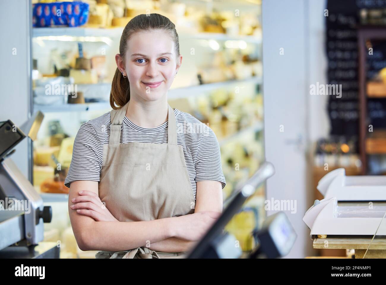 Ritratto OT Teenage ragazza che lavora in Delicatessen Food Shop AS Esperienza di lavoro Foto Stock