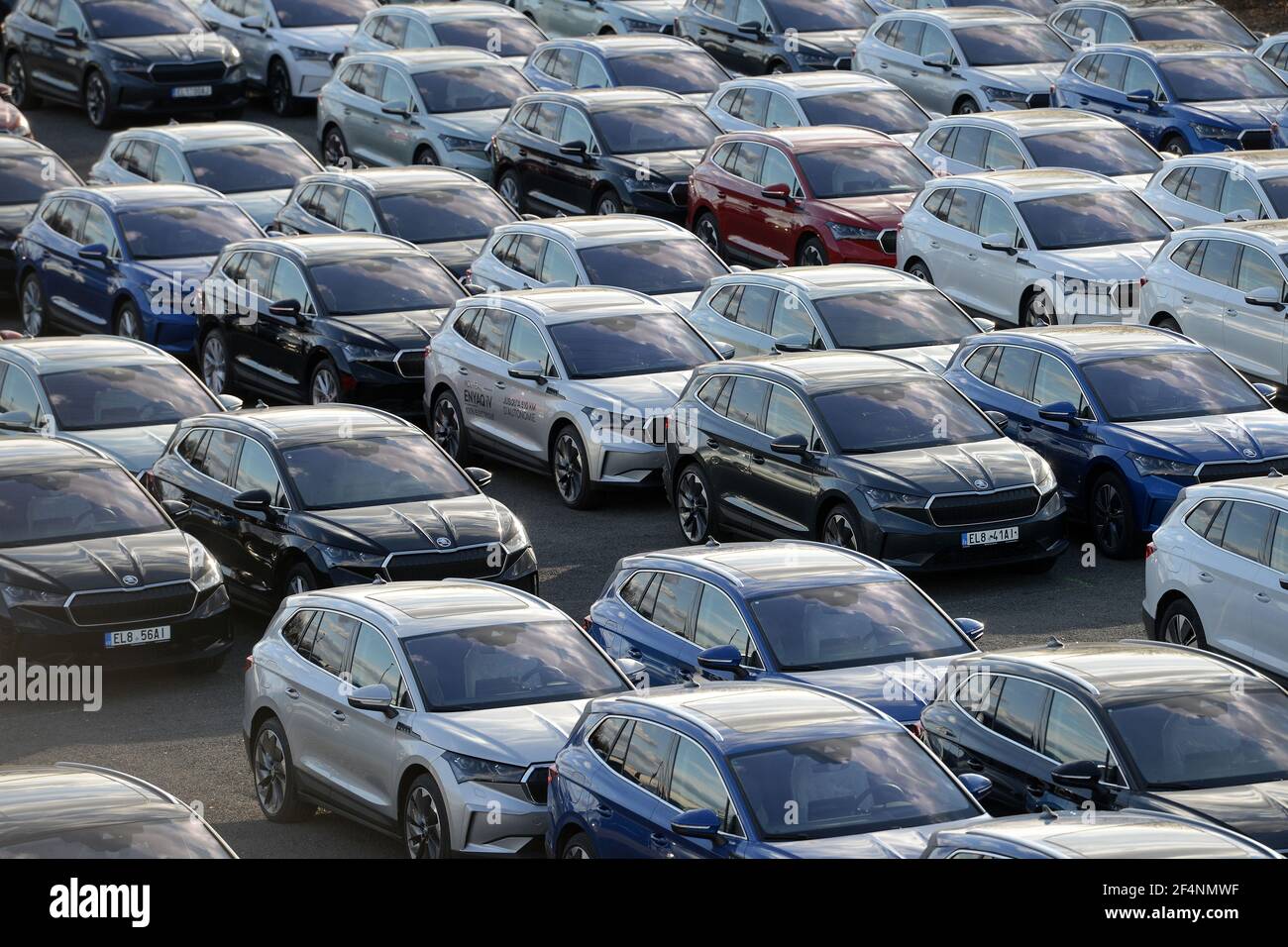 Mnichovo Hradiste, Repubblica Ceca. 22 marzo 2021. Nuove auto elettriche Skoda Auto parcheggiata in un centro di distribuzione in una giornata di sole in primavera nella città di Mnichovo Hradiste vicino a Mlada Boleslav. Una fabbrica di automobili Skoda Auto fabbrica un'unità di successo della Volkswagen tedesca preoccupazione a Mlada Boleslav nella Repubblica Ceca.l'industria automobilistica è stata colpita duramente dalla crisi del coronavirus come blocchi ha fermato le linee di produzione e chiuso showroom. Skoda Auto, una delle forze trainanti dell'economia ceca, ha registrato un calo delle vendite del 33% nella prima metà di quest'anno. Sotto pressione normativa costruttori di auto in th Foto Stock