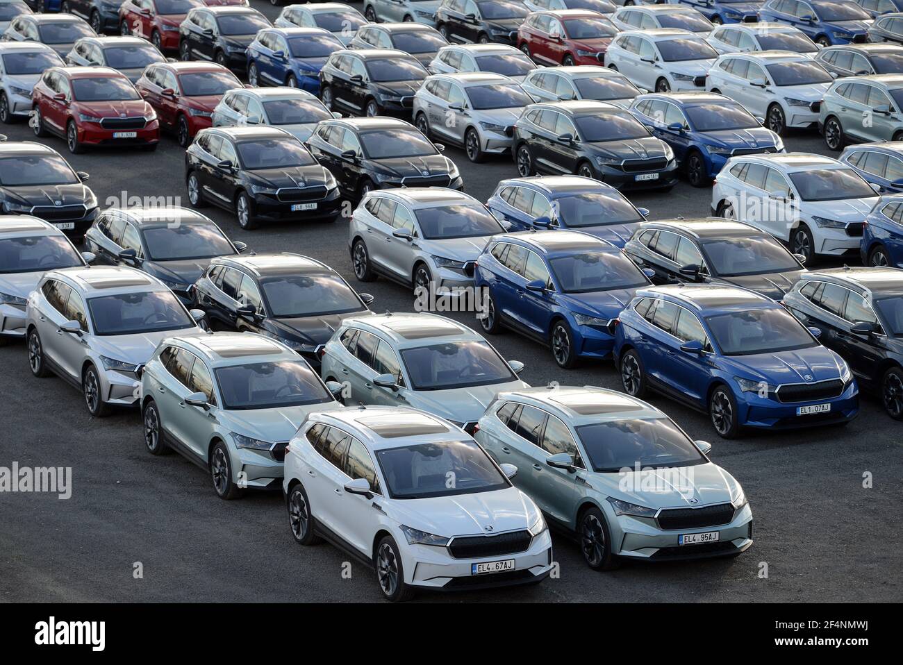 Mnichovo Hradiste, Repubblica Ceca. 22 marzo 2021. Nuove auto elettriche Skoda Auto parcheggiata in un centro di distribuzione in una giornata di sole in primavera nella città di Mnichovo Hradiste vicino a Mlada Boleslav. Una fabbrica di automobili Skoda Auto fabbrica un'unità di successo della Volkswagen tedesca preoccupazione a Mlada Boleslav nella Repubblica Ceca.l'industria automobilistica è stata colpita duramente dalla crisi del coronavirus come blocchi ha fermato le linee di produzione e chiuso showroom. Skoda Auto, una delle forze trainanti dell'economia ceca, ha registrato un calo delle vendite del 33% nella prima metà di quest'anno. Sotto pressione normativa costruttori di auto in th Foto Stock