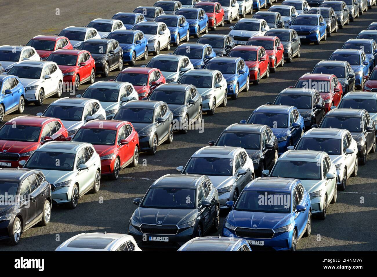 Mnichovo Hradiste, Repubblica Ceca. 22 marzo 2021. Nuove auto elettriche Skoda Auto parcheggiata in un centro di distribuzione in una giornata di sole in primavera nella città di Mnichovo Hradiste vicino a Mlada Boleslav. Una fabbrica di automobili Skoda Auto fabbrica un'unità di successo della Volkswagen tedesca preoccupazione a Mlada Boleslav nella Repubblica Ceca.l'industria automobilistica è stata colpita duramente dalla crisi del coronavirus come blocchi ha fermato le linee di produzione e chiuso showroom. Skoda Auto, una delle forze trainanti dell'economia ceca, ha registrato un calo delle vendite del 33% nella prima metà di quest'anno. Sotto pressione normativa costruttori di auto in th Foto Stock