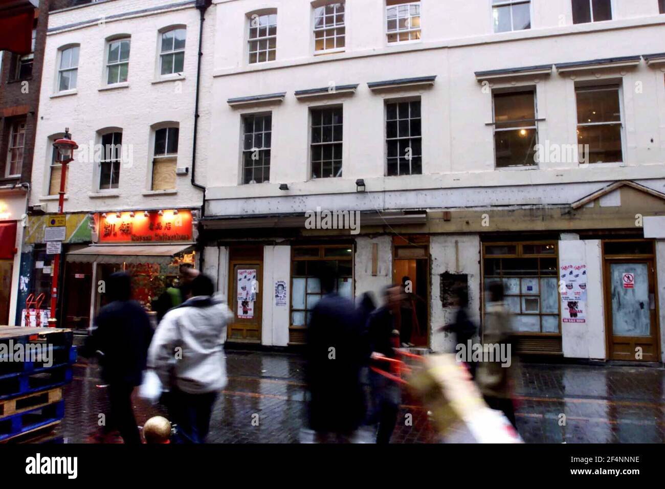 Numero 6 e numero 4 Gerrard Street nella città cinese Dove restauranteur tak Pingyeung deve muoversi da a. Numero 4.25 Gennaio 2002 foto Andy Paradise Foto Stock