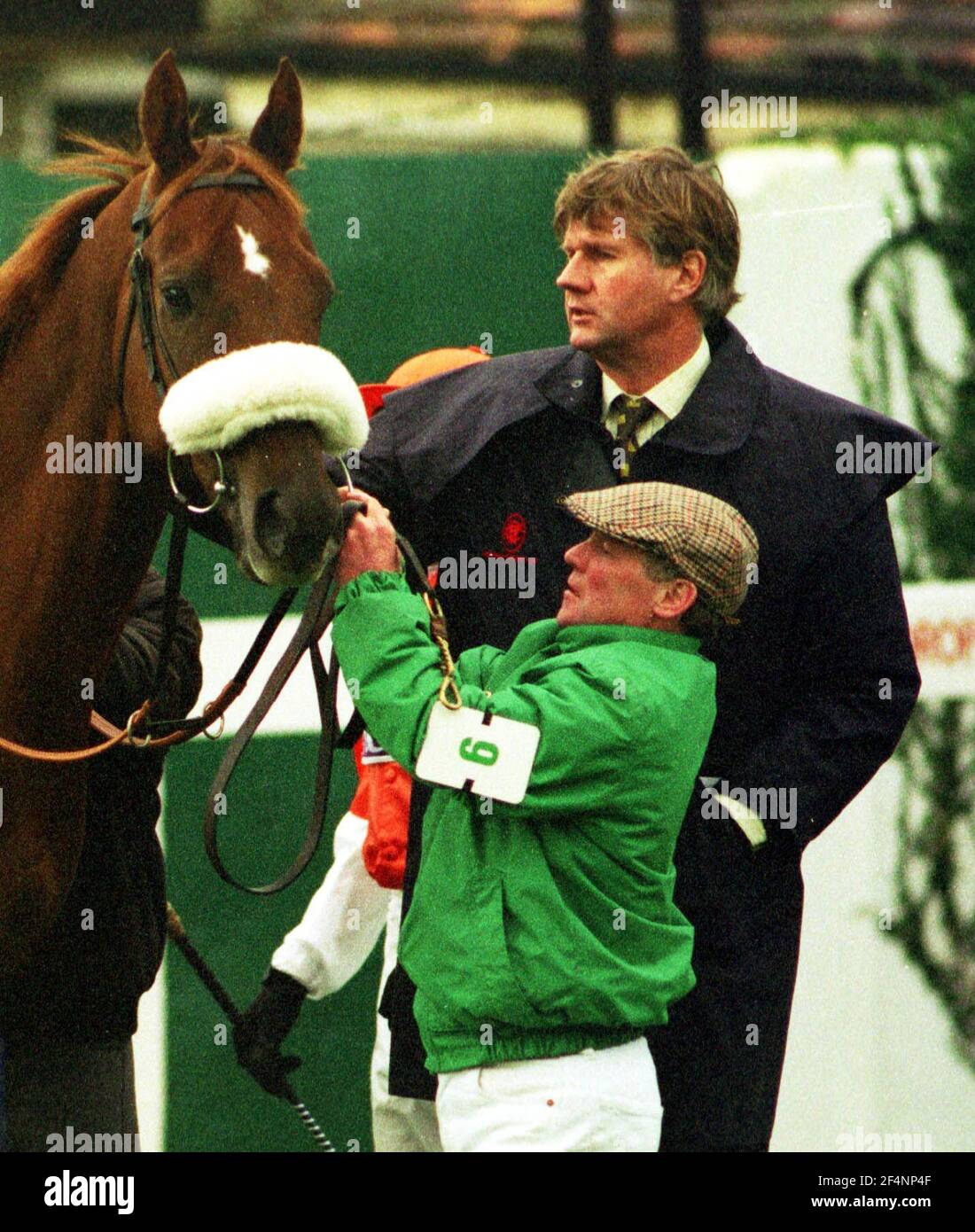 Lord William Edward Robin Hood Huntingdon ottobre 1998 allenatore che Prepara i cavalli da corsa per la Regina nell'anello della parata prima Ultima gara a Brighton Foto Stock