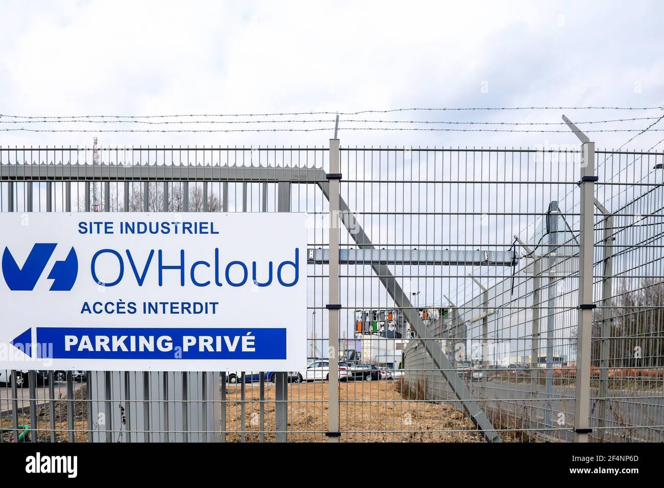 Milioni di siti web offline dopo il fuoco presso i servizi cloud francesi Azienda OVH Cloud a Strasburgo, Francia Foto Stock