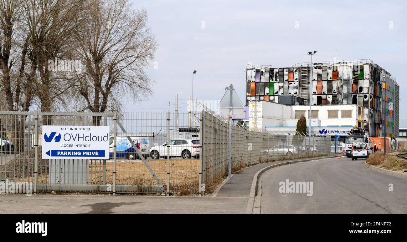 Milioni di siti web offline dopo il fuoco presso i servizi cloud francesi Azienda OVH Cloud a Strasburgo, Francia Foto Stock