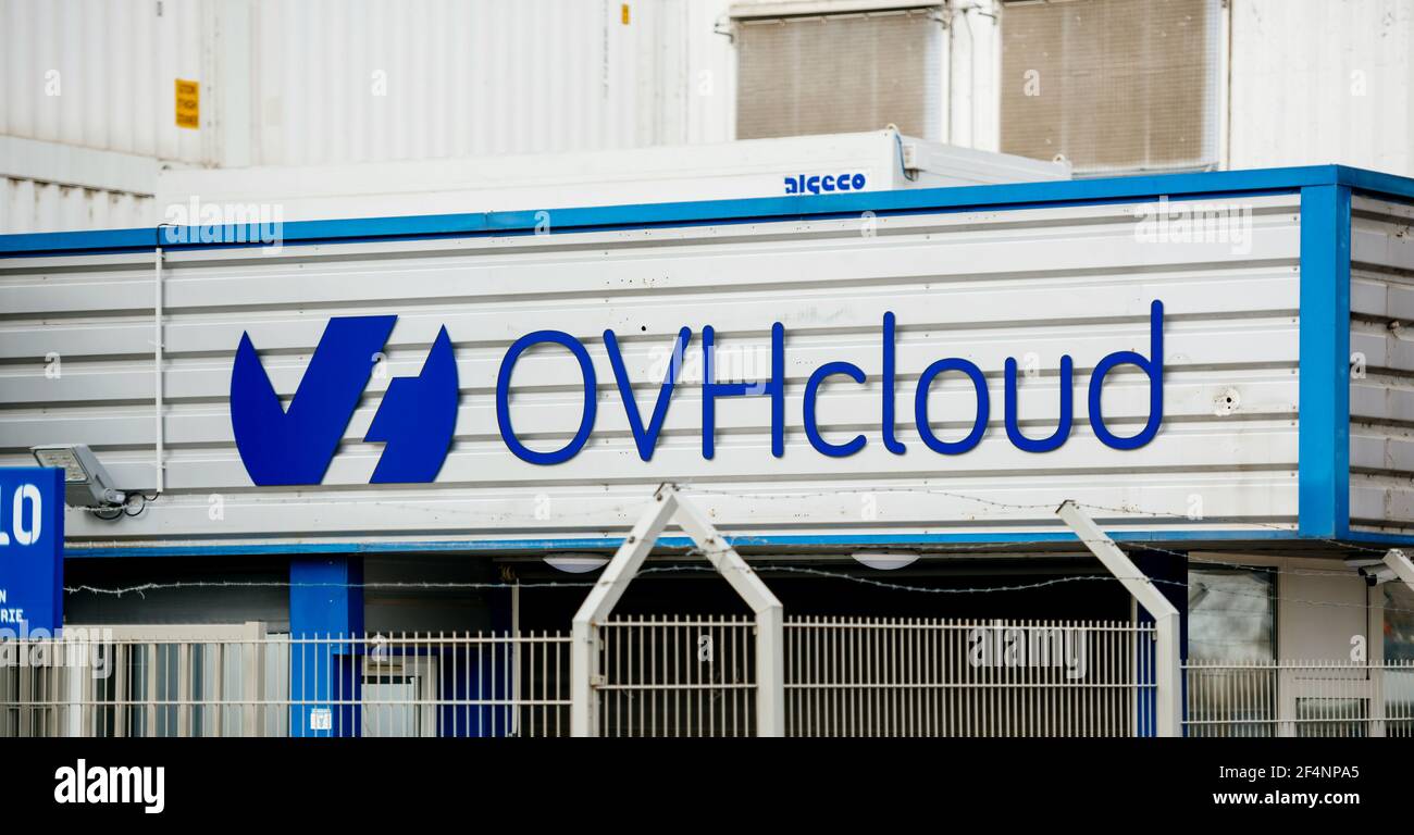 Milioni di siti web offline dopo il fuoco presso i servizi cloud francesi Azienda OVH Cloud a Strasburgo, Francia Foto Stock