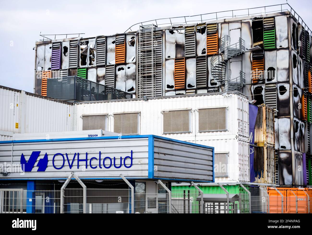 Milioni di siti web offline dopo il fuoco presso i servizi cloud francesi Azienda OVH Cloud a Strasburgo, Francia Foto Stock