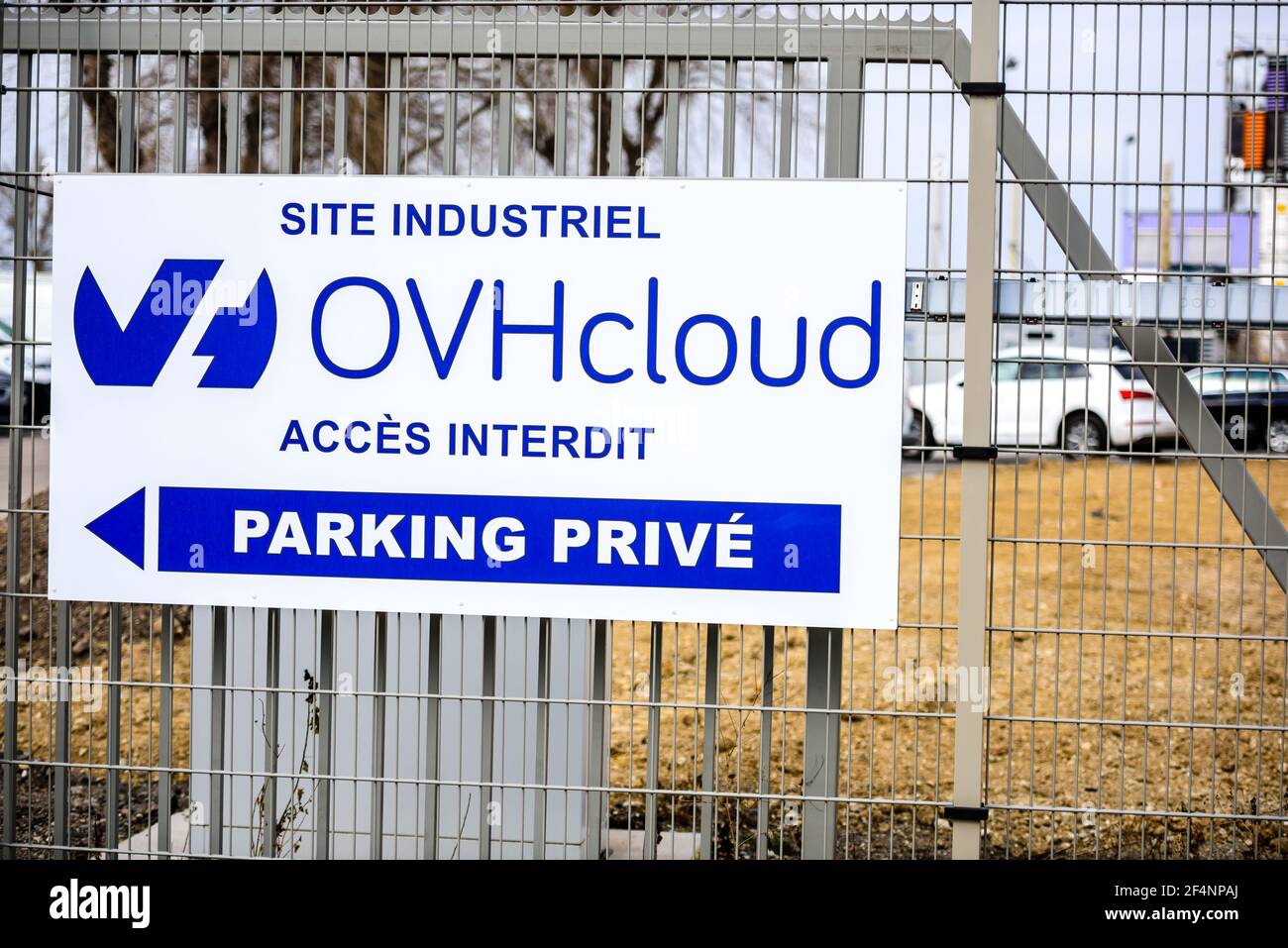Milioni di siti web offline dopo il fuoco presso i servizi cloud francesi Azienda OVH Cloud a Strasburgo, Francia Foto Stock