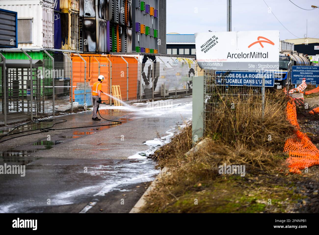 Milioni di siti web offline dopo il fuoco presso i servizi cloud francesi Azienda OVH Cloud a Strasburgo, Francia Foto Stock