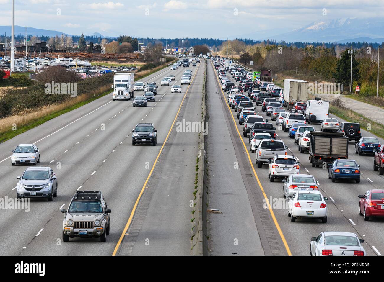 Pendolari serali in congestione sull'Interstate 5 Il traffico in direzione di Everett e Seattle mostra la differenza volumi Foto Stock