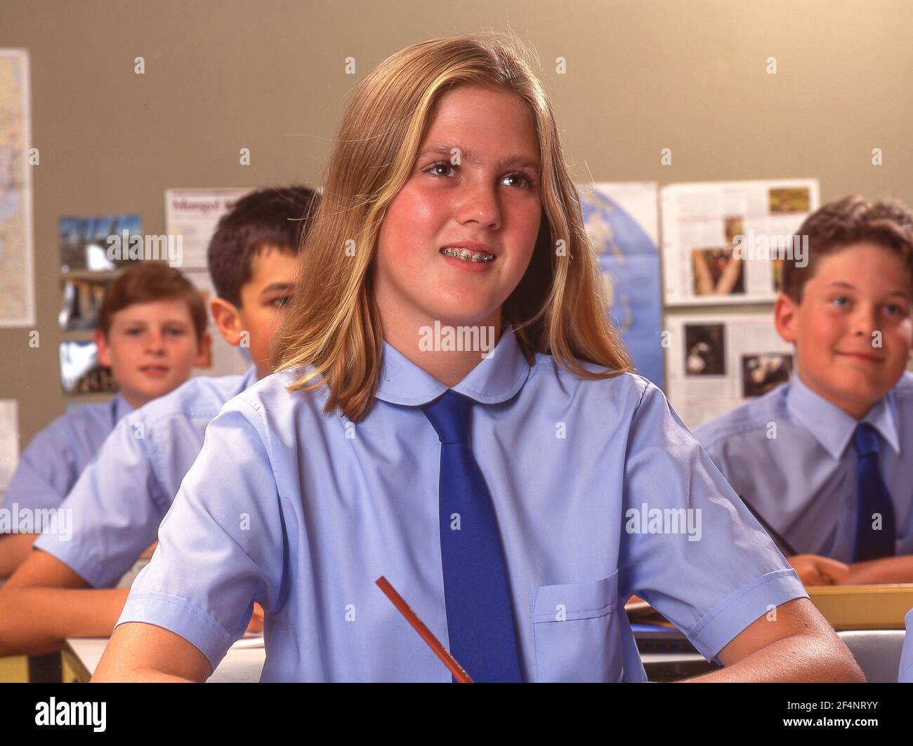 Giovane donna nella scuola secondaria di classe completa, Guilford, Surrey, Inghilterra, Regno Unito Foto Stock
