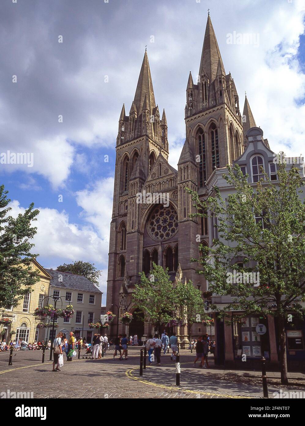 Fronte Ovest della Cattedrale di Truro, alta Croce, Truro, Cornovaglia, , Inghilterra, Regno Unito Foto Stock
