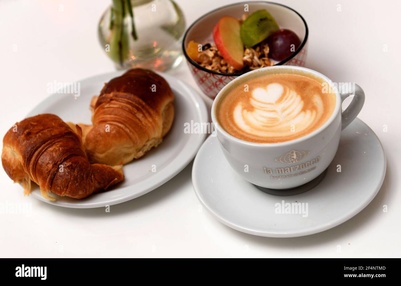 Caffè e croissant Foto Stock