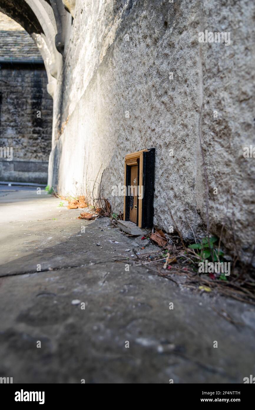 Oxford, Regno Unito 22 novembre 2020: Porta Dinky a Oxford, arte nascosta di case in miniatura stile bambola porte attaccate alle normali pareti dell'edificio. Arte bizzarra in pubblico s Foto Stock