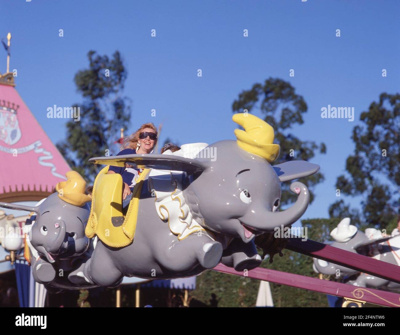 'Dumbone Flying Elephant' ride, Fantasyland, Disneyland, Anaheim, California, Stati Uniti d'America Foto Stock