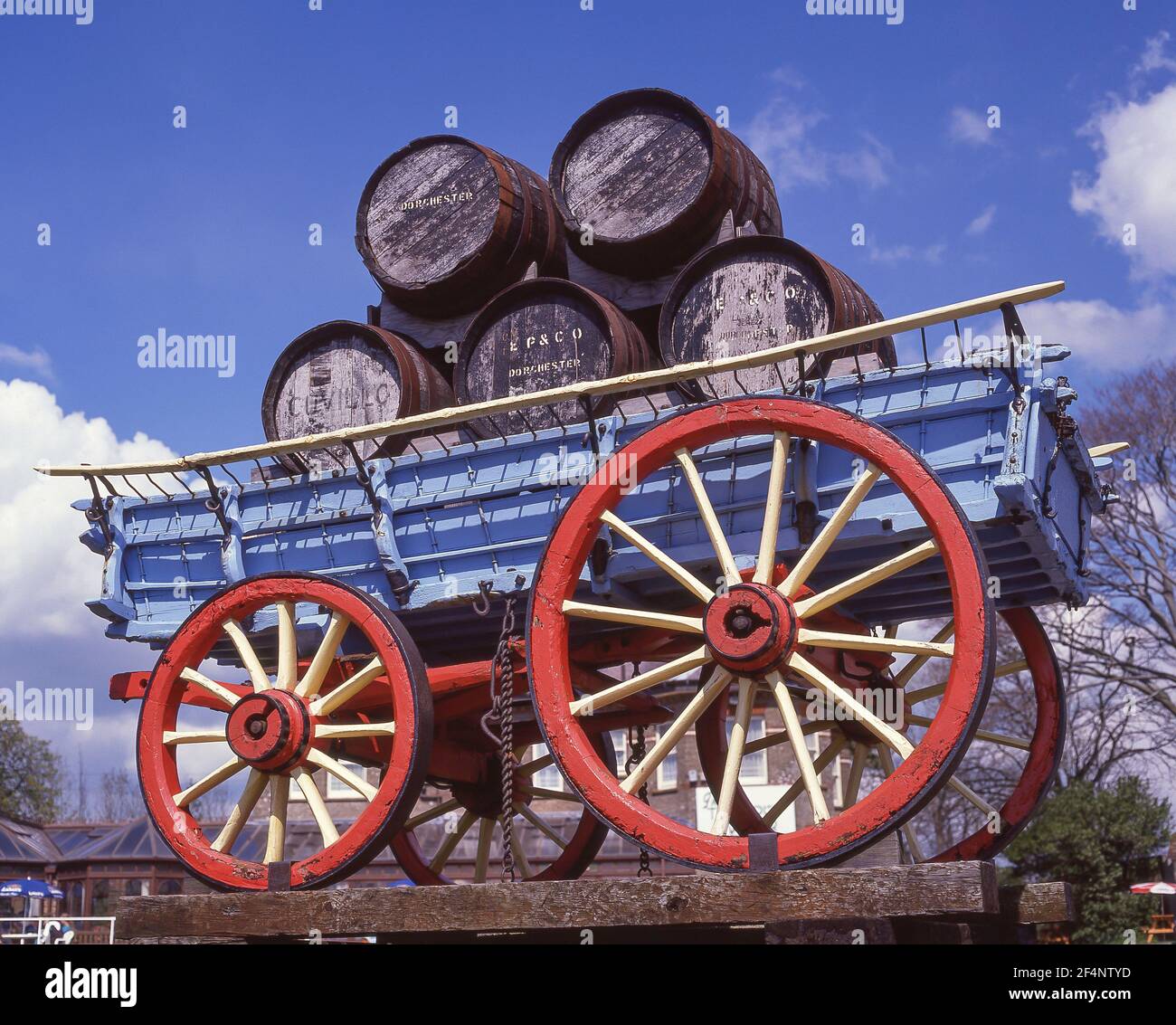 Vagone di birra di legno fuori del Wagon Pub, Dorchester Road, Taunton, Somerset, Inghilterra, Regno Unito Foto Stock