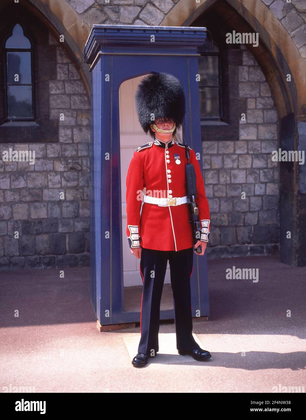 Regina della guardia di turno, inferiore Ward, il Castello di Windsor, Windsor, Berkshire, Inghilterra, Regno Unito Foto Stock