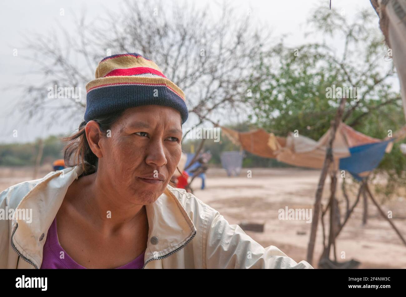 Provincia di Chaco. Argentino. 15-01-2019. Ritratto di una donna indigena nel suo villaggio nella provincia di Chaco, a nord dell'Argentina. Foto Stock
