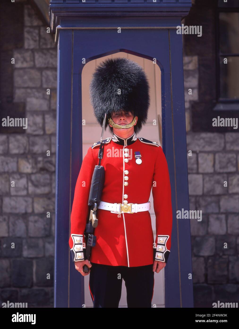 Regina della guardia di turno, inferiore Ward, il Castello di Windsor, Windsor, Berkshire, Inghilterra, Regno Unito Foto Stock